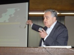El profesor español Díaz Nosty realiza su presentación durante el panel "Sistemas Ibero-americanos de Comunicación", en Confibercom 2011